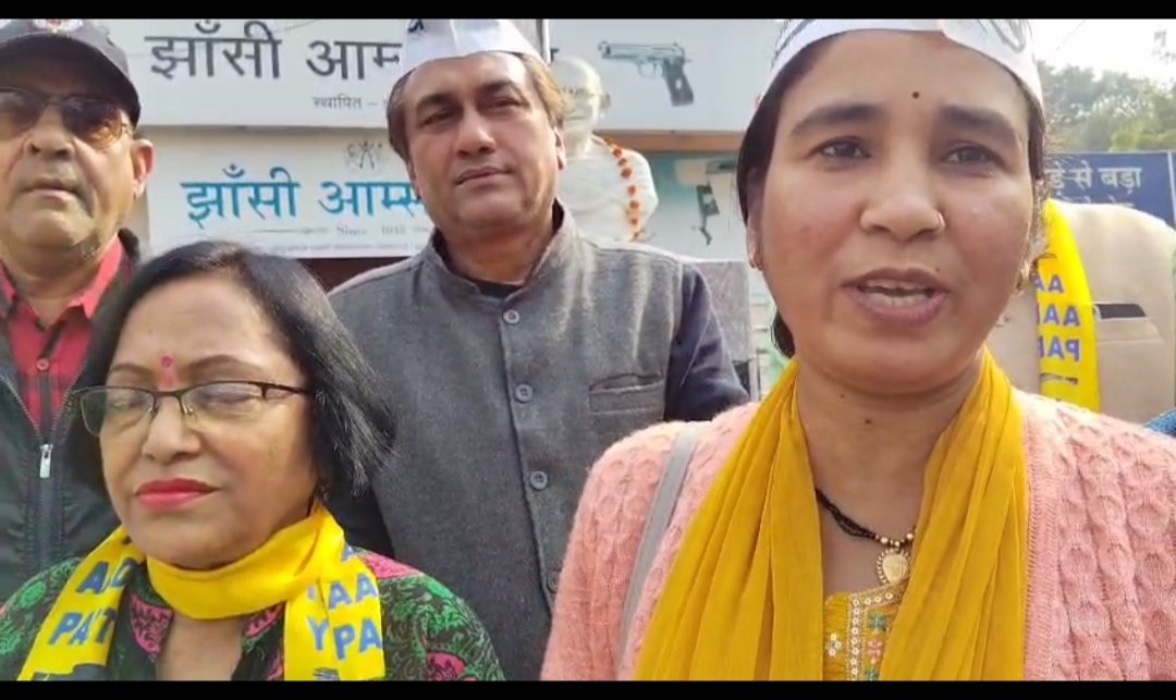 AAPJhansiMandal's tweet image. मोदी की तानाशाही के कारण देश भर में 25 से ज्यादा BLO की जान चली गई। 

मोदी के चुनावी घोटाले को उजागर करने और जान गंवाने वाले BLO को श्रद्धांजलि देने के लिए झांसी जनपद में जिलाध्यक्ष अरशद खान जी के नेतृत्व में AAP कार्यकर्ताओं एवं पदाधिकारियों ने श्रद्धा सुमन अर्पित किया।