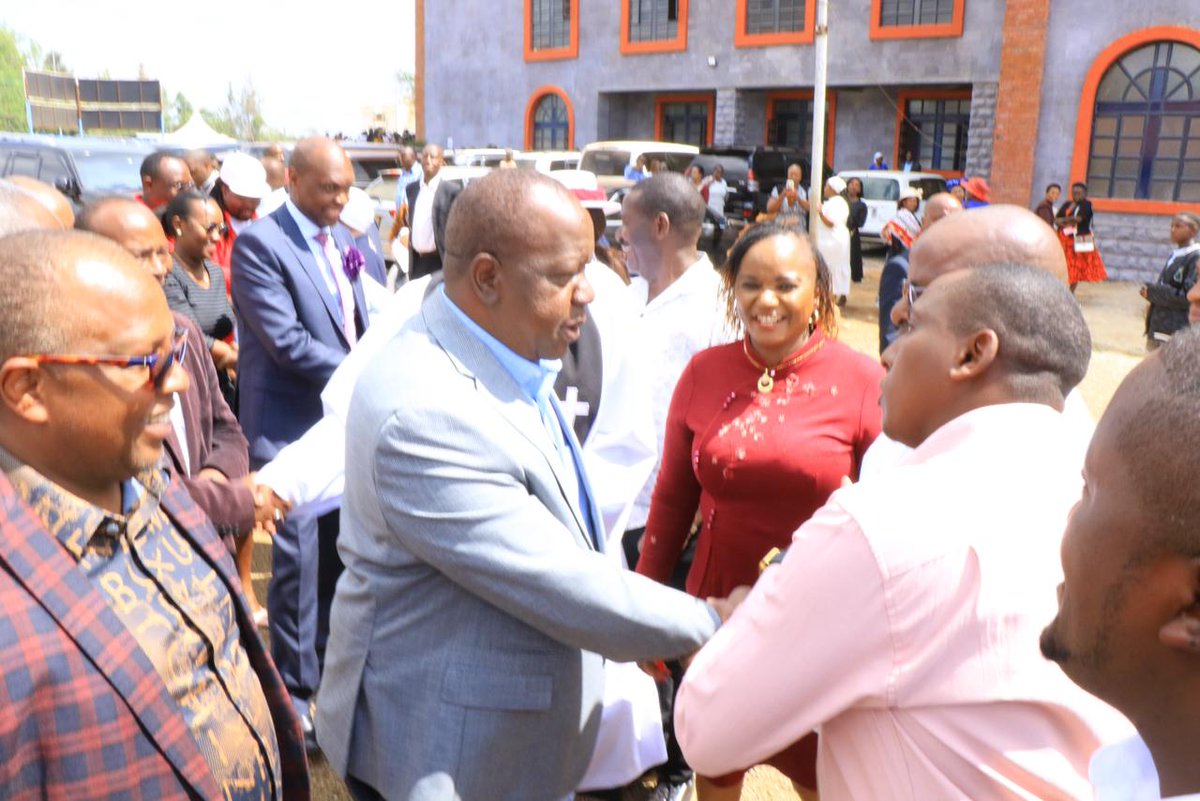 GetembeTV's tweet photo. Dr. Fred Matiang’i arrives at ACK St. Peter’s Cathedral in Kenol, Murang’a to join worshippers for Sunday service.
#Matiangi #Kenol #MurangaCounty #SundayWorship #ACKChurch https://t.co/ZLfAyvhI2h