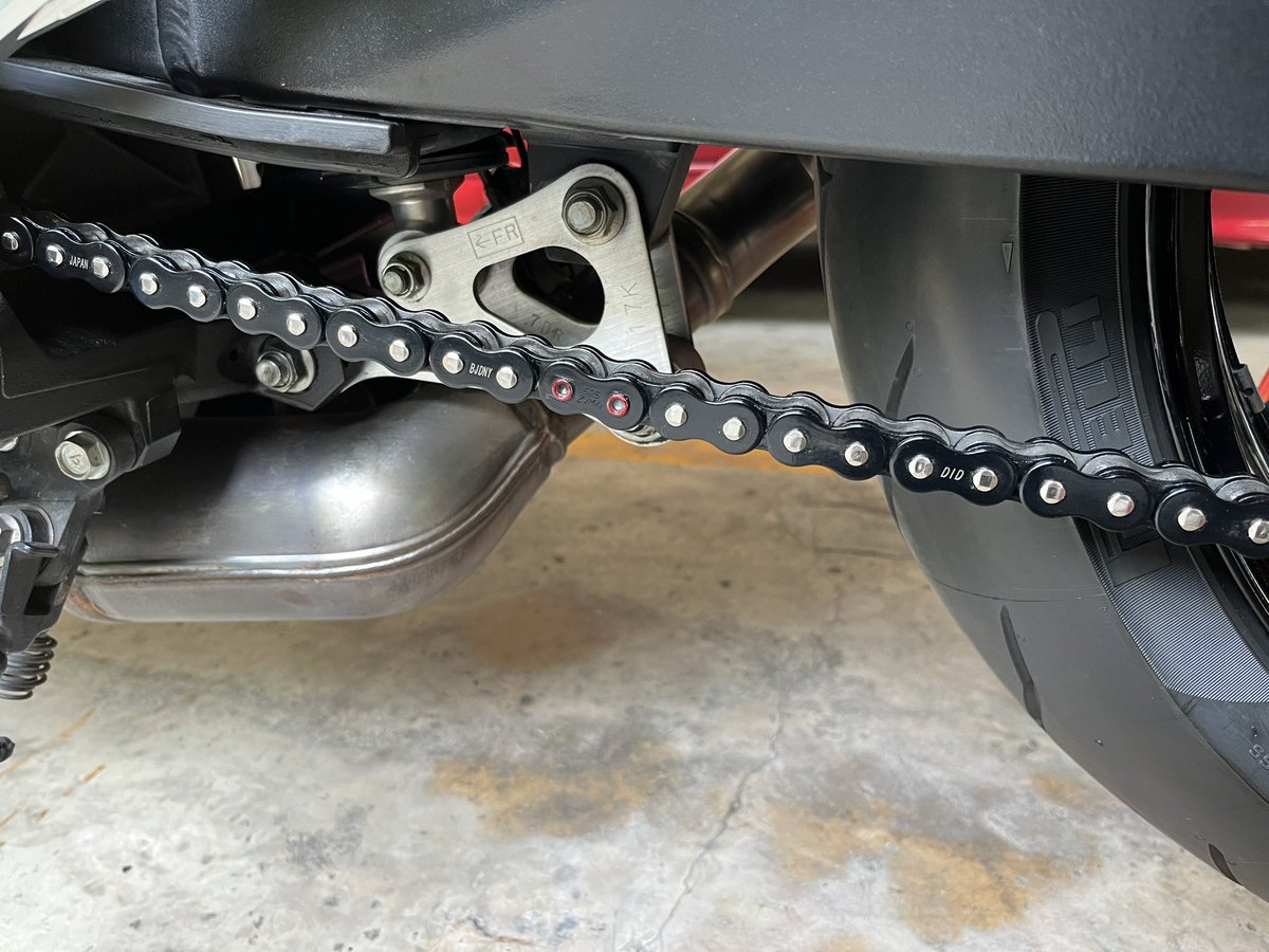 omeki51's tweet image. 【GSX-R1000R日誌】
🇹🇭2017年登録から一度も替えていないであろうチェーンにサビも浮いてきたのでDIDの525ZVM-X2のブラックへDIY交換(かし丸君使用)。ドライブスプロケット周り、チェーンカバー裏はやれる範囲でキレイにした。張りを調整して終了。見た目も良くなった😎ODO12,284km

#GSXR1000R
#DID