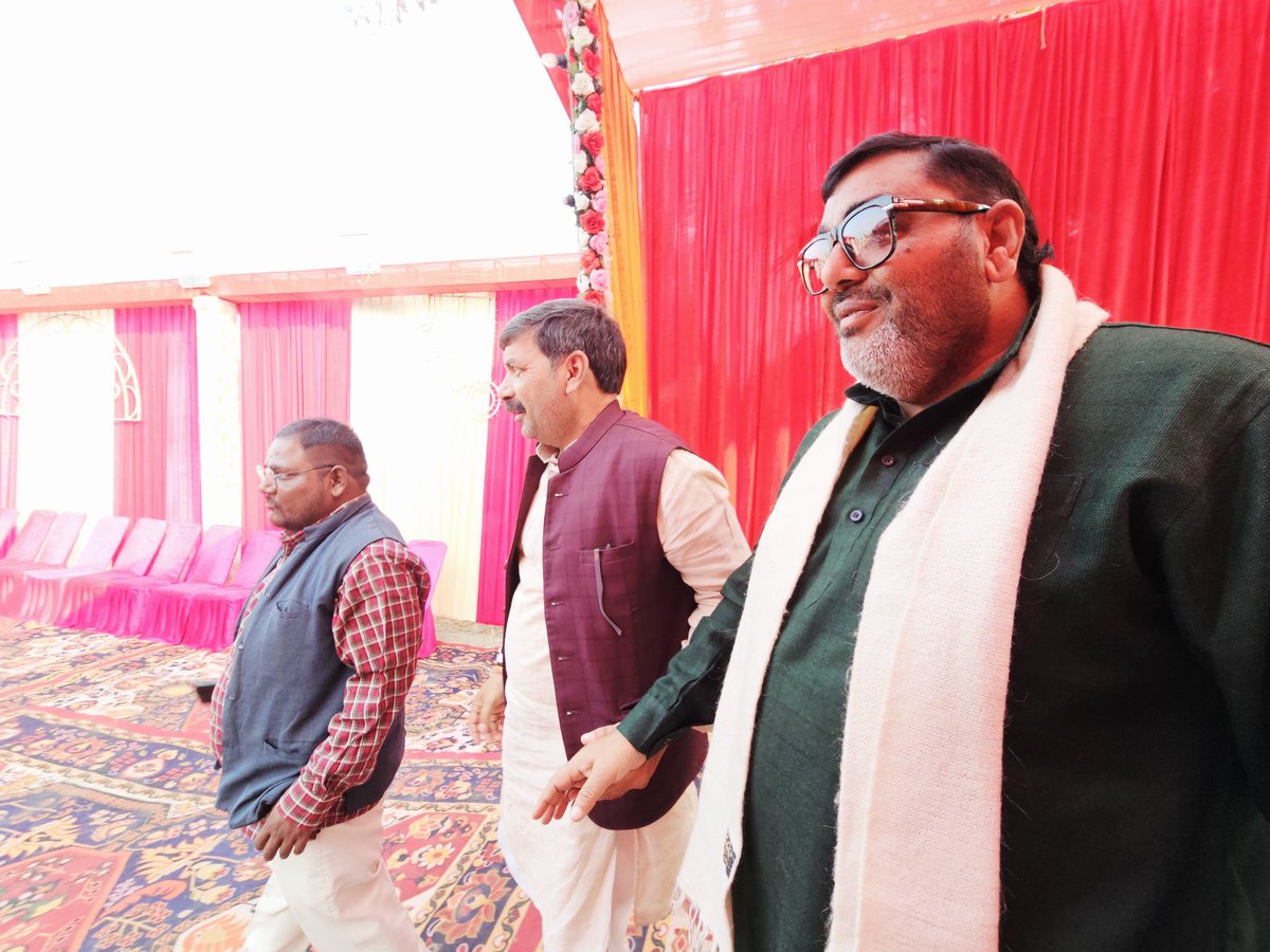 AltafAnsari356's tweet image. विधानसभा 356 मऊ सदर
बकवल सभासद श्री मुकेश कुमार सिंह जी के वहां तिलक समारोह में!
@samajwadiparty @yadavakhilesh