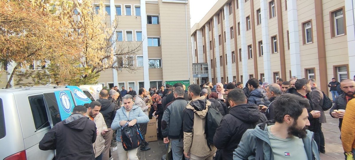 2026 Yılı Hac Organizasyonunda görev almak isteyen sağlık profesyonellerimizi bugün girdikleri sınavda yalnız bırakmadık. Destek ve İkram Standımız ile ülkemizin dört bir yanından gelen sağlık profesyonellerimize destek olduk. 

Tüm adaylarımıza başarılar dilerim.