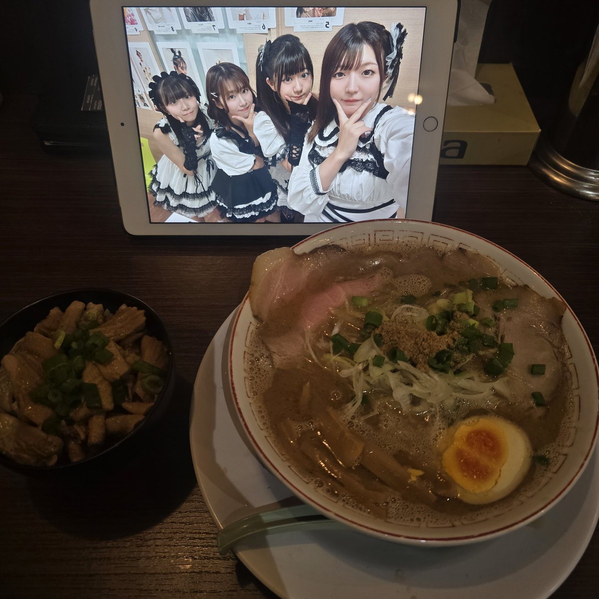 TAFT_S_'s tweet image. 戦いの後の飯は美味い🍜✨
今日は「だるまラーメンパート4(魚介豚骨)ともつまんま」
BlingBringではメンバーたち食いしん坊さんの分まで頑張ってました😁久しぶりの、ちゃんゆなLIVEも楽しかった

 #blingbling
 #琴羽ゆな
 #だるま大使