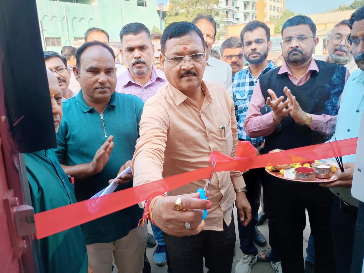 patelishwarsinh's tweet image. જન સેવાર્થે ગુજરાત એસ.ટી. અંકલેશ્વર થી અર્પણ!
સુગમ યાત્રા, સુરક્ષિત યાત્રા તેમજ સુવિધાયુક્ત યાત્રા!

🚍 આજરોજ અંકલેશ્વર બસ સ્ટેશનથી અંકલેશ્વર થી સેલવાસ જતી બસનુ વિધિવત પૂજન કરી લીલી ઝંડી આપી પ્રસ્થાન કરાવ્યુ.  

#PublicTransport #AnkleshwarToSelvas  #STBusService #IshwarsinhPatel