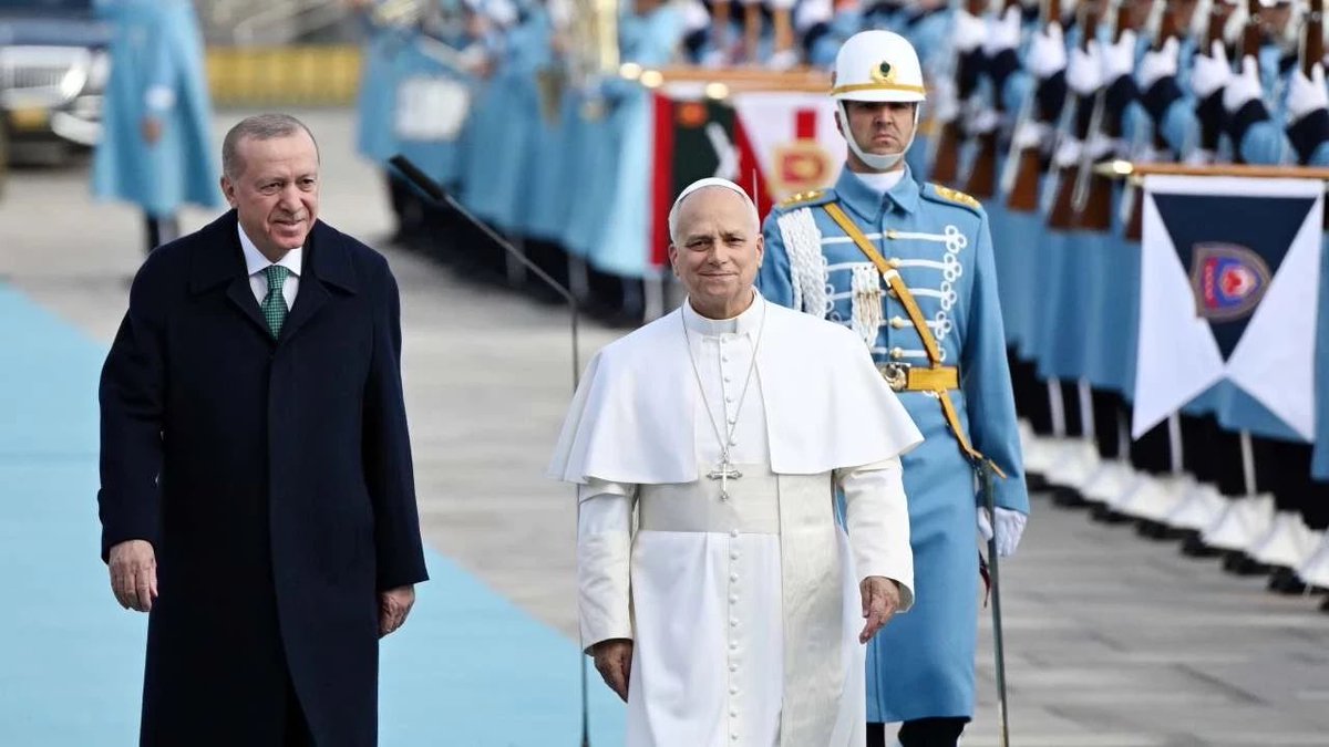 Papa’nın ilk yurtdışı ziyaretini Türkiye’ye yapması çok şık!..

MHP gibi milliyetçi olduğunu iddia eden bir partinin bile Türk kelimesini kullanamadığı bir dönemde Papa’nın şu beyanını çok takdir ettim;

“Ülkenizde yaşayan Hristiyanlar da Türklerdir ve Türk kimliğinin bir
