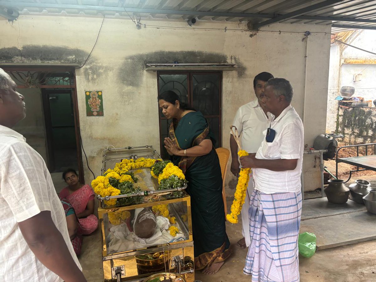 salma_poet's tweet image. கட்சித் தோழர் மருதம்பட்டி மாணிக்கம் அய்யா மறைந்த செய்தி கேட்டு, அவர் குடும்பத்திற்குத் நேரில் சென்று இரங்கலைத் தெரிவித்தேன்.