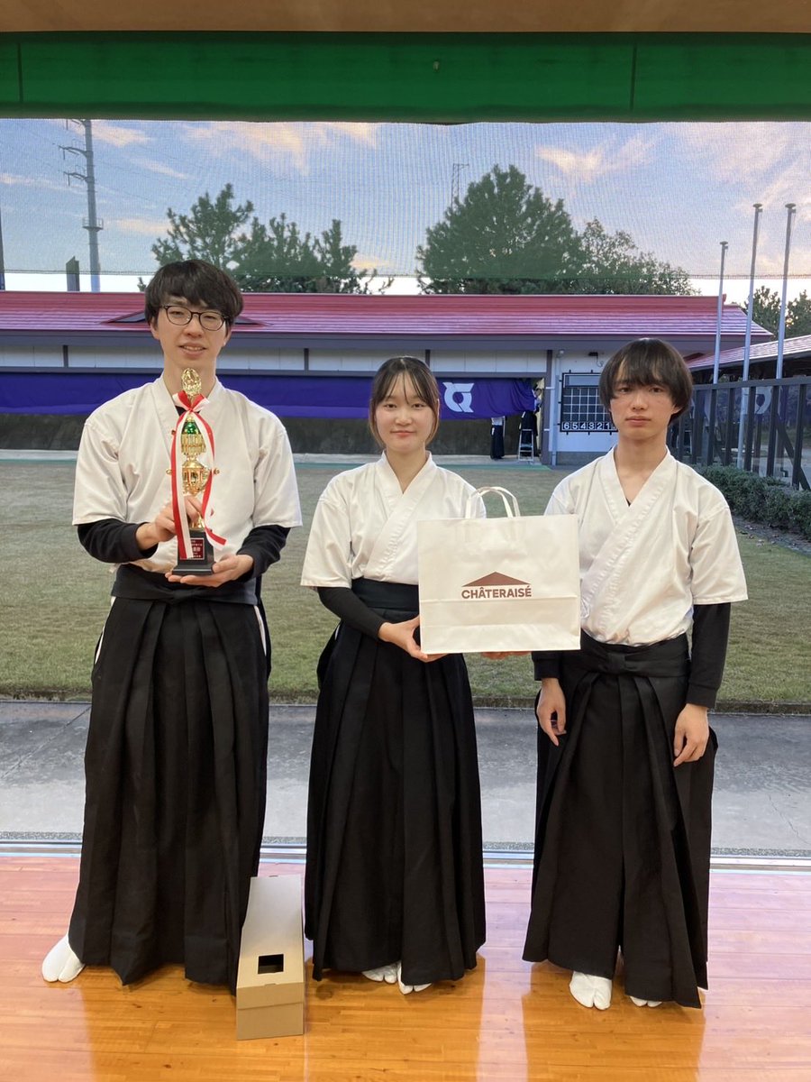 kuramoto910's tweet photo. 11/30に鳴門・大塚スポーツパークにて第32回県下大学選手権大会が行われました。
結果は🎯

団体戦
準優勝🥈　徳島大学医学部C

個人戦
女子
1年生の部　3位🥉　白井さん

でした✨
おめでとうございます🎉 https://t.co/Lssa21Jn8I