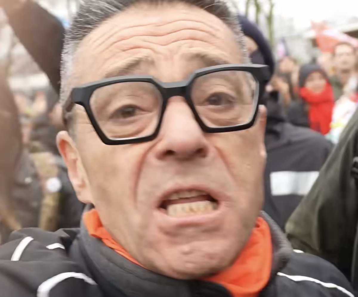 "friedlicher-Demonstrant"-wie-ihm-ausversehen-die Hand-ausrutscht-während-er-die-freie-Presse-angreift. (Kein Archivbild)