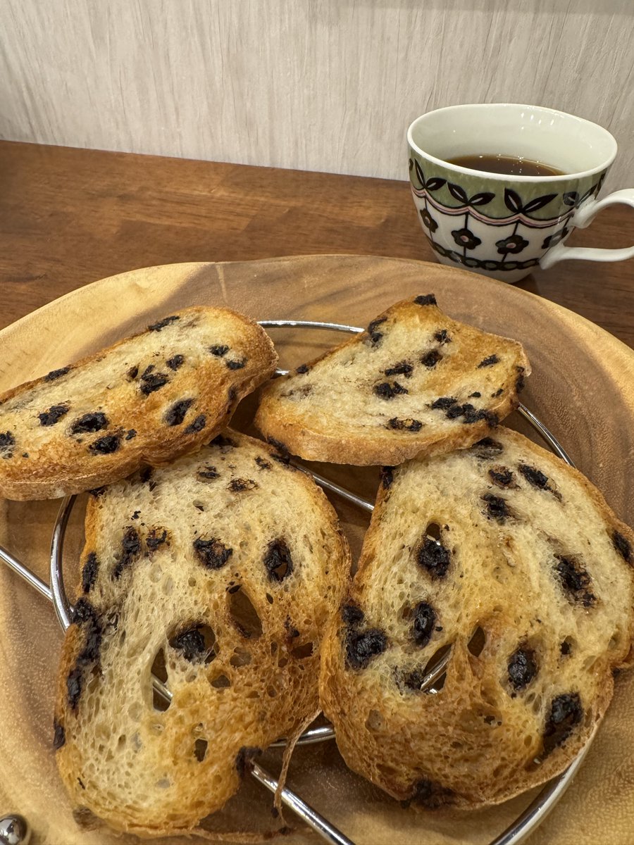 clum1108's tweet photo. 皆さんこんばんは😊
CLUM仙台本店です🍞
天気の良い一日でした🙆
小腹が空いたのでチョコフランスパンの薄切りをカリカリ焼き🍫🥖
コーヒーにも合うしオヤツに最高😋
皆さんも是非試してみてください🙇🏽‍♂️
#食パン　#仙台市　#天然酵母パン　#フランスパン　#オーガニック　#チョコフランスパン　#全粒粉 https://t.co/EBtbWZNAVs