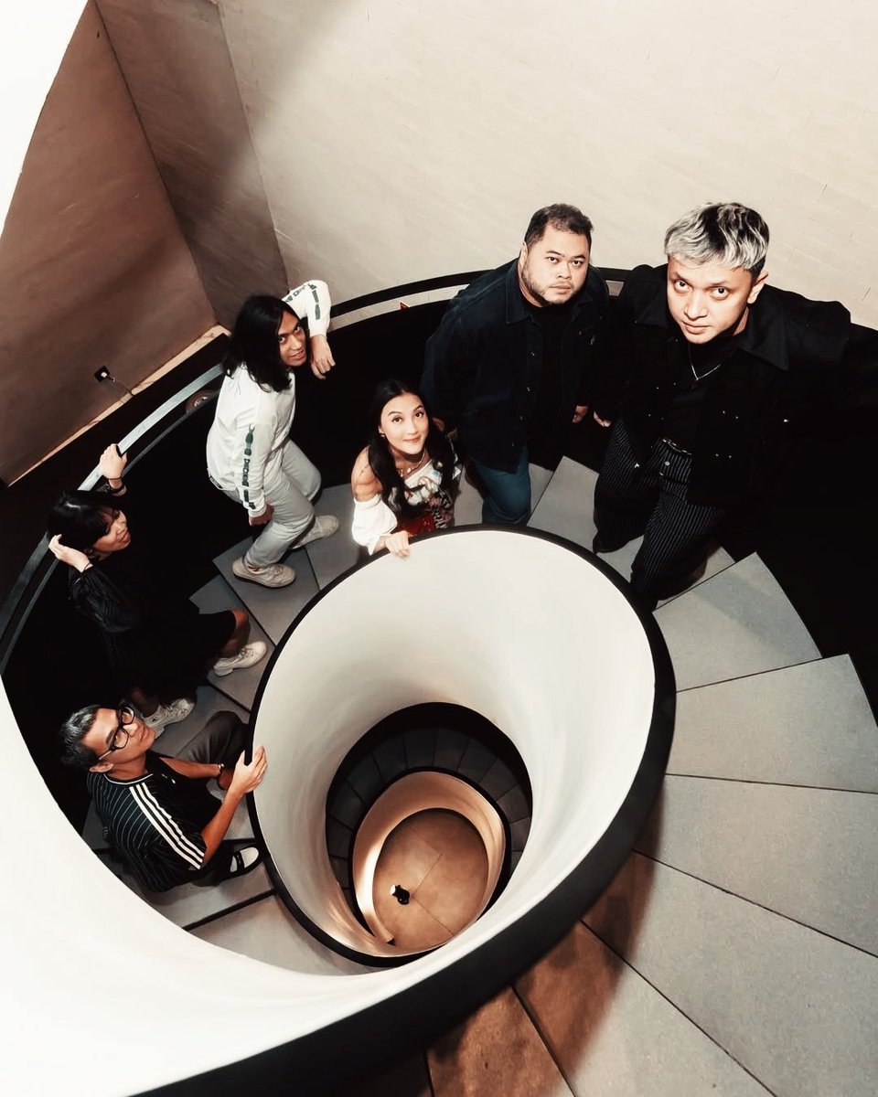 IndoPopBase's tweet image. Barasuara recreates ‘SORE: ISTRI DARI MASA DEPAN’ film poster.