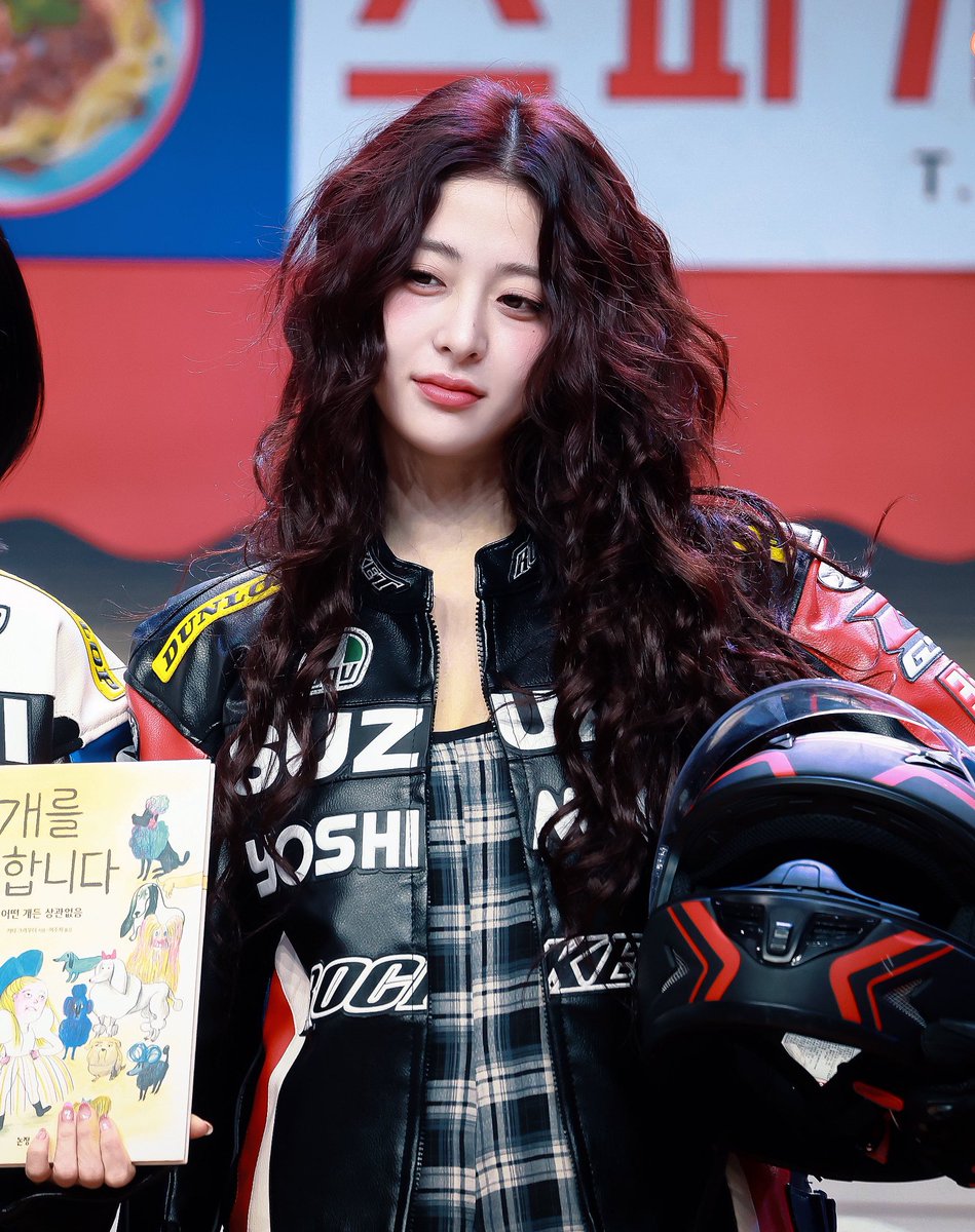 yunjinrs's tweet photo. the look and smirk is insane.. is yunjin even aware of her audience?? https://t.co/PgDwfL02YD