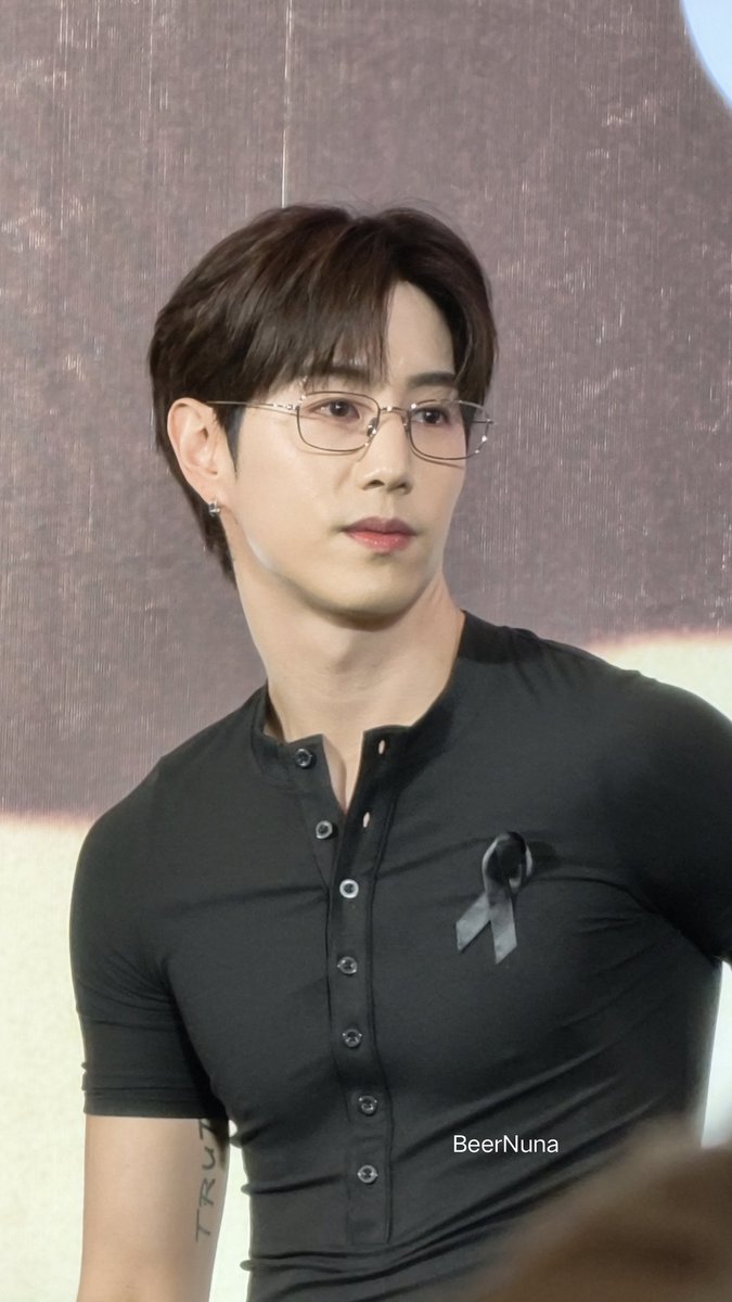 ชื่อไทยพี่มาร์คเลิอก ที่รักแหละ🫢

MARK TUAN SILHOUETTE FANSIGN
#ShopeexMarkTuanEvent 
#MarkTuan #段宜恩 <a href="/marktuan/">Mark Tuan</a>