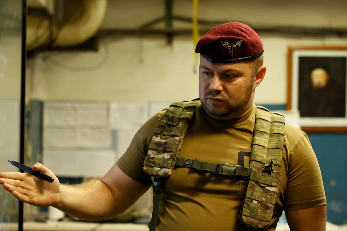 davinci_army's tweet image. Успіх операції на Добропільському напрямку, в якій брав участь 1 ОШП, стабілізувала ситуацію навколо Покровська та зірвала наступальні плани ворога.
Це відзначив командувач ДШВ Олег Апостол.

«Головне, щоб тил не забував, що у нас війна і не шкодив державі. Давайте спершу…