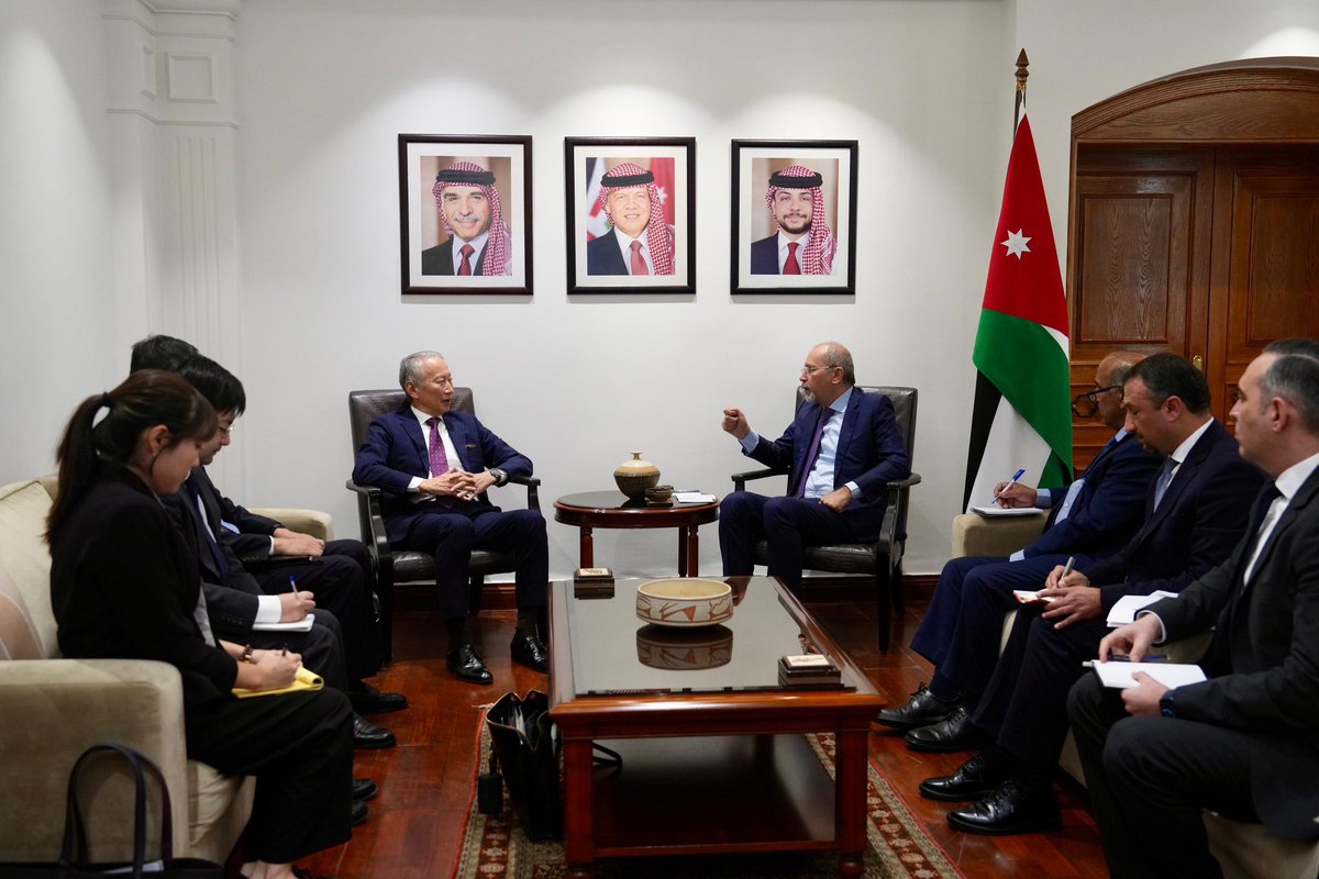 استقبل نائب رئيس الوزراء ووزير الخارجية وشؤون المغتربين أيمن الصفدي <a href="/AymanHsafadi/">Ayman Safadi</a> اليوم  المساعد الخاص لوزير خارجية اليابان المسؤول عن ملف إعادة إعمار غزة تاكيشي أوكوبو <a href="/TakeshiOkubo3/">Takeshi Okubo</a>.

وبحث اللقاء سبل تعزيز العلاقات الثنائية في عديد قطاعات تهم البلدين الصديقين، والتطورات