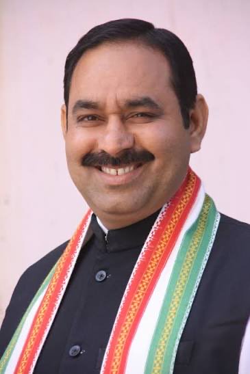 _MP_Insider's tweet photo. PAC की बैठक में AICC सचिव सत्यनारायण पटेल, जीतु पटवारी और हरीश चौधरी पर भड़क उठे। 

उन्होंने कहा मेरे साथ ग़लत हो रहा है, मेरे परिवार ने हमेशा कांग्रेस की मदद की, हर मुश्किल चुनाव दमदारी से लड़ा, सबसे कम वोट से हारा हूँ, फिर भी विपिन वानखेड़े को जिला अध्यक्ष बना दिया जिन से कुछ नहीं हो रहा। कोई नेता खुश नहीं। 

इतने में महिला कांग्रेस की नवनियुक्त प्रदेश अध्यक्ष रीना बोरासी ने भी कहा, सही बात है विपिन वानखेड़े से कुछ नहीं हो रहा। 

इतने में जीतु पटवारी नाराज हो गए और कहने लगे रीना आप बड़ी कुर्सी पर हो, क्या बोलना है क्या नहीं , आपको समझना पड़ेगा। 

तभी दिग्विजय सिंह ने विपिन वानखेड़े का समर्थन करते हर क��ा, यह छोड़ो और चलो आगे बताओ क्या करना है।

फिर जीतु पटवारी ने कहा, सत्यनारायण पटेल जी मैं आपके घर आ चुका हूँ, यह बात हो चुकी है फिर इसे क्यों बार बार दोहराना। 

बता दे सत्यनारायण पटेल अपने भाई राधेश्याम पटेल को इंदौर ग्रामीण अध्यक्ष बनवाना चाहते थे लेकिन जीतु पटवारी ने अपने खास विपिन को इंदौर ग्रामीण की कमान सौंप दी। 

फिर जीतु पटवारी उनके घर गए जहां हंसती खेलती तस्वीर बाहर आई थी, लगा था ऑल इस वेल है पर घाव तो गहरे है।
