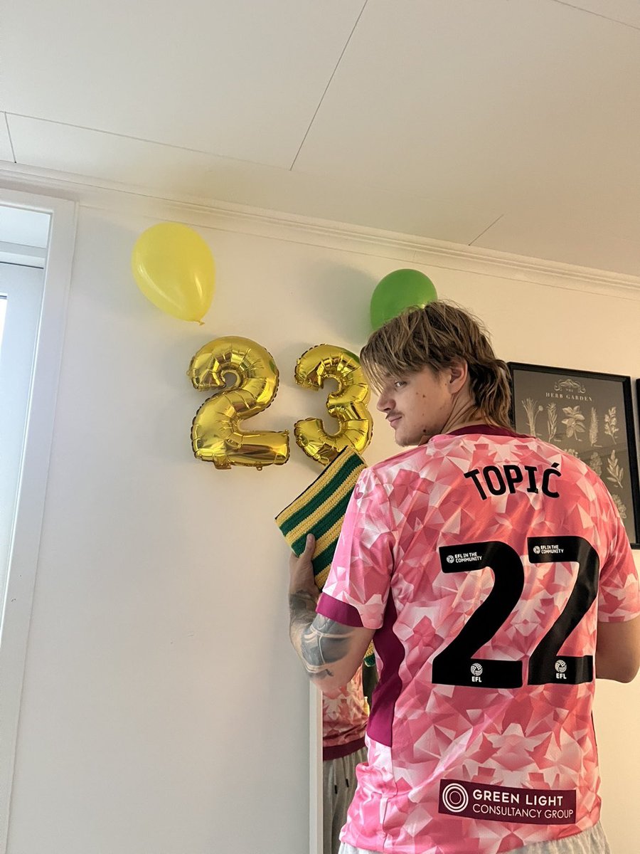 YellowRotciv's tweet image. Another year, 23 years old now and my gf got me this, it’s so beautiful 🩷
Also IM FINALLY COMING TO NORWICH in 2026, most likely February or Mars for the dubble game weeks at Carrow Road ✈️ #ncfc #Norwich
