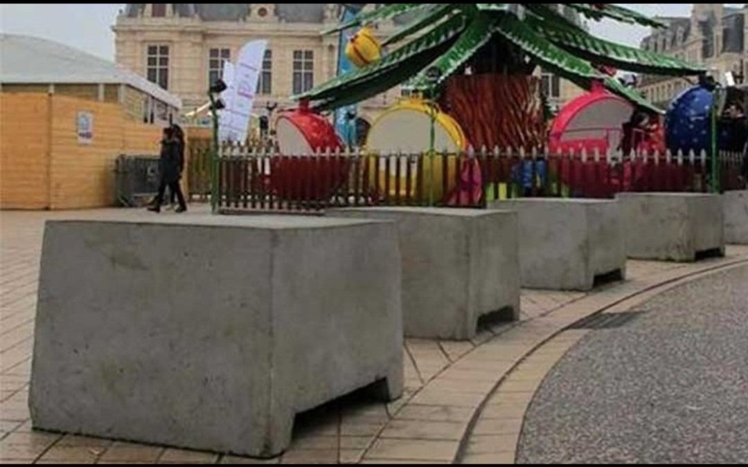 Que bien !
Así nos protege #Francia si queremos pasear por algunos Mercados de Navidad, entre bloques de hormigón para no ser atropellados 🎄

En #ElSalvador , el país mas peligroso del mundo hace apenas 6 años <a href="/nayibbukele/">Nayib Bukele</a> construyó el CECOT 🎄