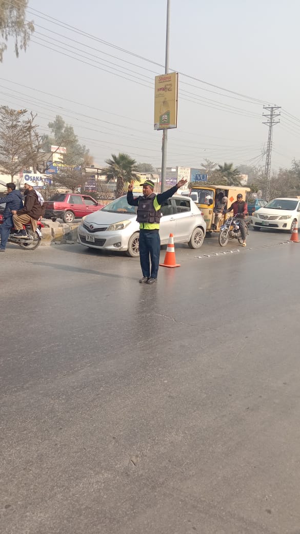 protodcnsr's tweet photo. @CSKPOfficial @suroorleo Complaint resolved. Traffic wardens deployed on main points. Action is underway against temporary and permanent encrochment on main GT road and associated link roads. https://t.co/rfKDO436vd