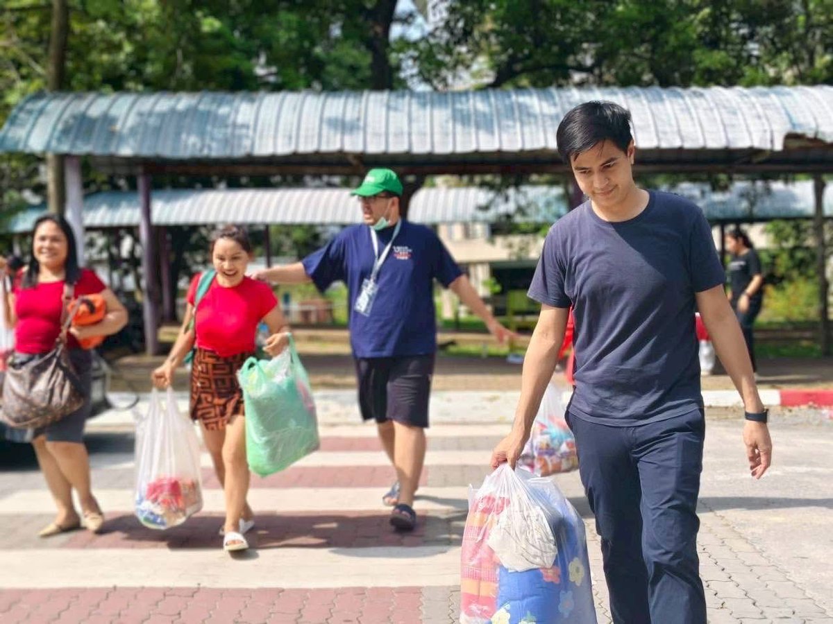 PPLEThai's tweet image. [ พรรคประชาชนเดินหน้าฟื้นฟูสตูล-ดูแลชาวนราธิวาส ส่วนหาดใหญ่ณัฐพงษ์เป็นแกนนำเตรียมฟื้นฟูพื้นที่ต่อเนื่อง ]

วันนี้ พรรคประชาชนกระจายทีม สส. เดินหน้าช่วยเหลือประชาชนผู้ประสบภัยจากน้ำท่วมภาคใต้ โดยวิโรจน์ ลักขณาอดิศร สส. บัญชีรายชื่อ พรรคประชาชน พร้อมด้วยทีมอาสาสมัคร…