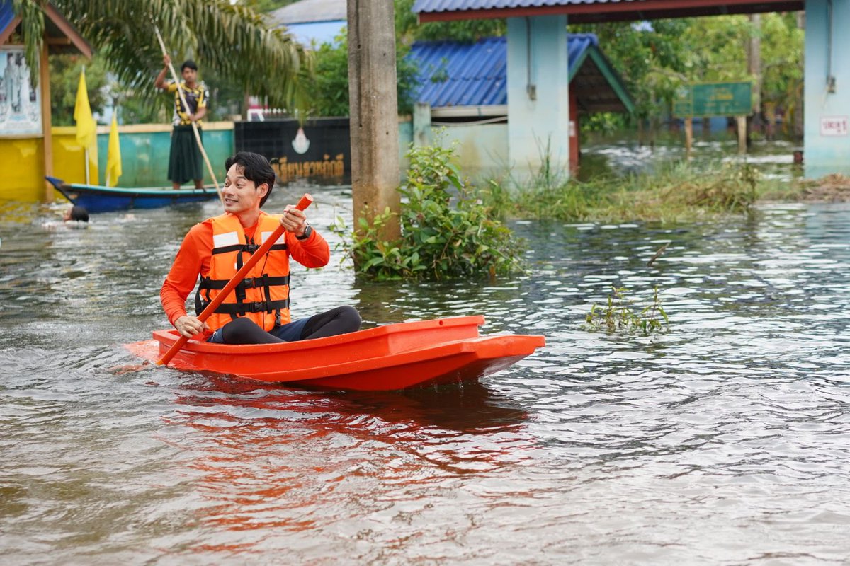 PPLEThai's tweet image. [ พรรคประชาชนเดินหน้าฟื้นฟูสตูล-ดูแลชาวนราธิวาส ส่วนหาดใหญ่ณัฐพงษ์เป็นแกนนำเตรียมฟื้นฟูพื้นที่ต่อเนื่อง ]

วันนี้ พรรคประชาชนกระจายทีม สส. เดินหน้าช่วยเหลือประชาชนผู้ประสบภัยจากน้ำท่วมภาคใต้ โดยวิโรจน์ ลักขณาอดิศร สส. บัญชีรายชื่อ พรรคประชาชน พร้อมด้วยทีมอาสาสมัคร…