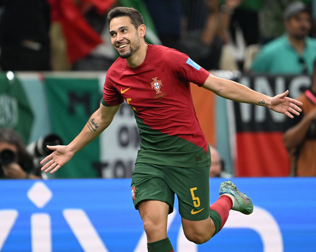 🚨🆕 #FCBayern 🇵🇹 
Benfica are targeting Portuguese left-back Raphaël Guerreiro. Mourinho values his experience and impact. 

🔹Guerreiro has admitted being a Benfica fan in the past.

👀 Serie A and Premier League clubs are also in the race.