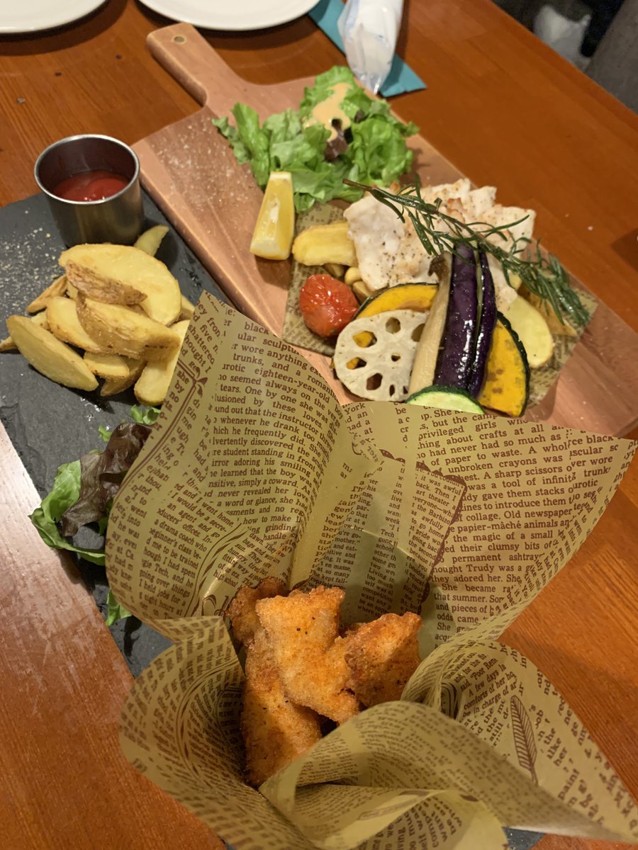 slapbassdd's tweet photo. とんが村でのライブ終わってワニのステーキと唐揚げで打ち上がり
残念ながらハイマートのにしんめし、塚田のかけ中華は食えず… https://t.co/OaKFEuh7te