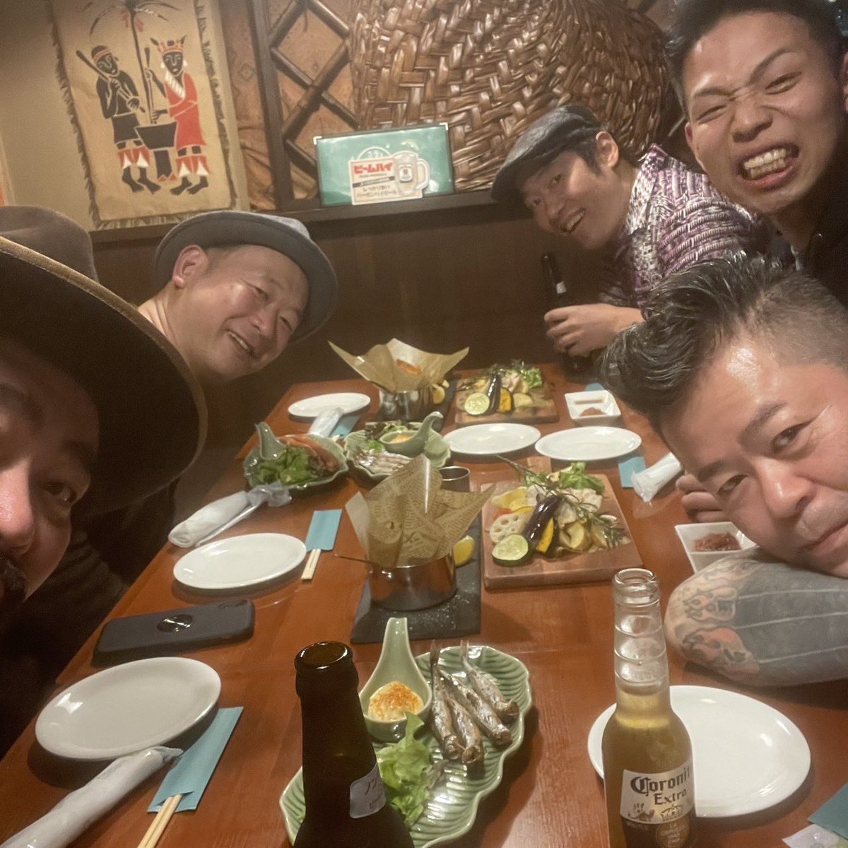 slapbassdd's tweet photo. とんが村でのライブ終わってワニのステーキと唐揚げで打ち上がり
残念ながらハイマートのにしんめし、塚田のかけ中華は食えず… https://t.co/OaKFEuh7te