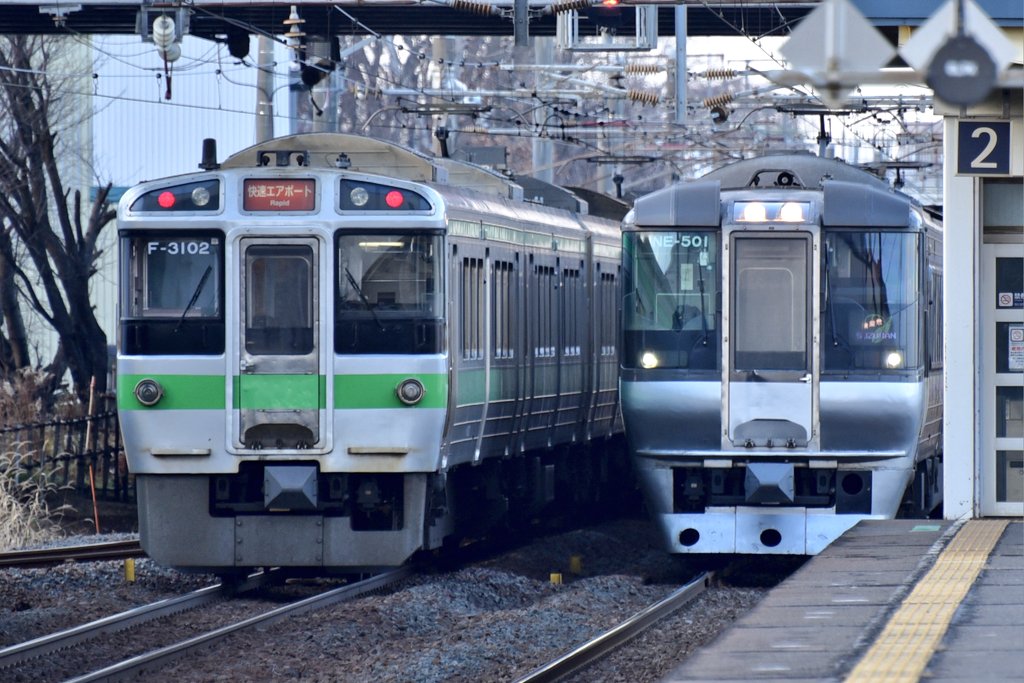 furico283_901's tweet image. 2025.11.30
JR北海道の交流電車の生き証人がすれ違う。
味があります。