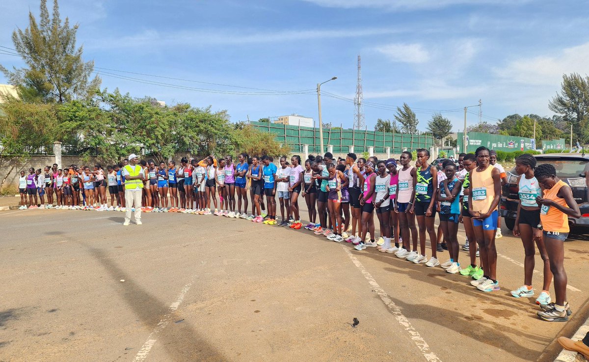 ArlaadiMnetwork's tweet photo. ⚡️ UPDATE: @UKinKenya Chargé d’Affaires @edwardabarnett, joined hundreds of elite and fun runners at this year’s #TechRun in #Eldoret City. The event celebrated the synergy between sports and technology, promoted digital and entrepreneurial skills, and facilitated direct connections between investors and startups. #Kenya
