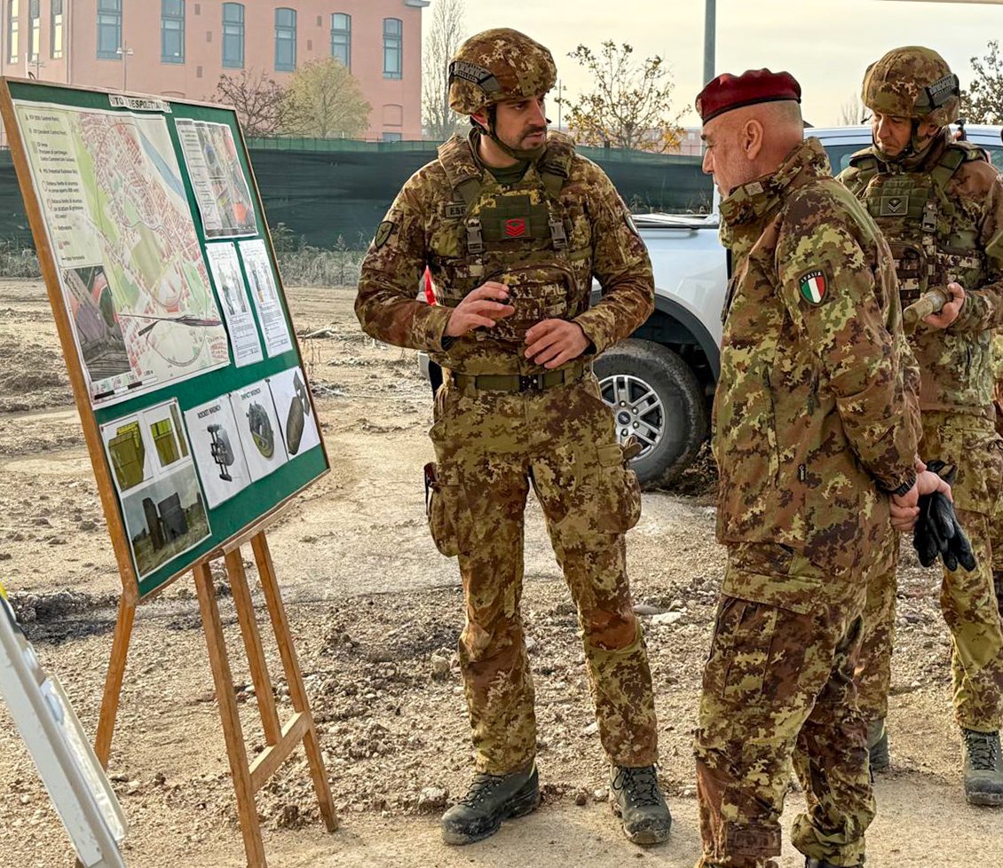 Esercito's tweet image. “Sempre presenti quando la #Nazione chiama. Dietro ogni operazione, un’unica certezza: la #sicurezza degli #italiani è la nostra priorità”.
Il Capo di Stato Maggiore dell’#Esercito, Gen. C.A. Carmine #Masiello, ha incontrato il team di specialisti dell’8º reggimento guastatori