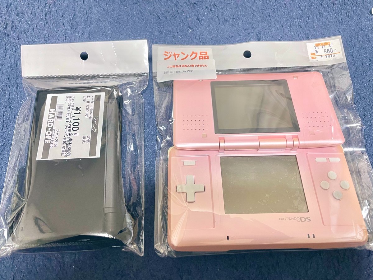 REON580's tweet photo. 本日の購入品。

ｼﾞｬﾝｸの初代DSとDSLite

外装が綺麗めだったので購入😍
初代DSは一部画面抜けがある程度、
DSLiteは尿液晶がかなり強めでした😳
久しぶりに安めの金額で買えたので
満足です🥰
#ハードオフ　#NintendoDS　#DSLite https://t.co/hKlK4urXMo