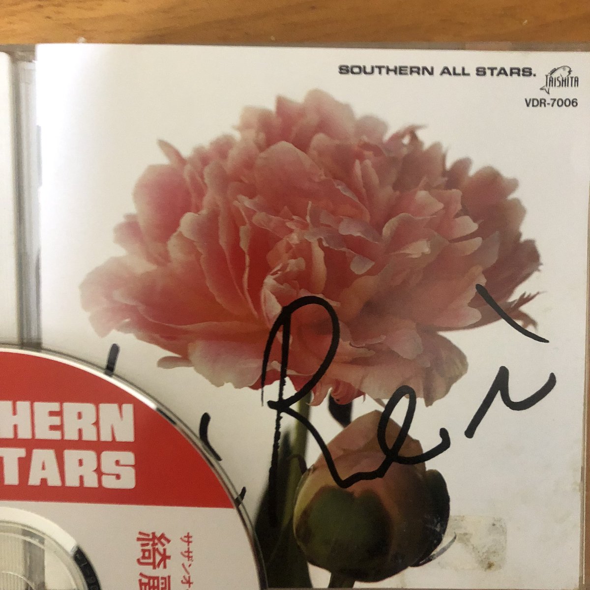 kuwa92186722's tweet photo. 夜サザン
#綺麗
#サザンオールスターズ
TVのCMでいつも流れる
サザンの曲で最近
使われるてるのが
#NeverFallInLoveAgain
このCMいつも選曲が上手い
発売当初は
マチルダBABYや
そんなヒロシに騙されて
目当てにレコードをかけてたけど月日も経ち
今やこの曲やEMANON
聴きたさから棚から選ぶ https://t.co/a88eJsnzV8
