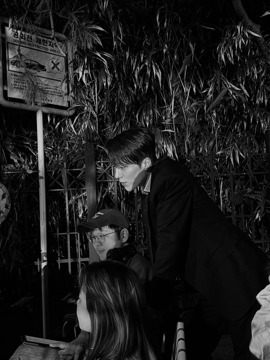 into_jky's tweet image. JANGKIYONG INSTAGRAM UPDATE, 20251130

[ the talking secret princess mirror that kyeongmin gave me as a birthday gift ] 

ps: OH HELLAAAA HOTTTTT JANGKIYONG!
#jangkiyong #장기용 #dynamitekiss