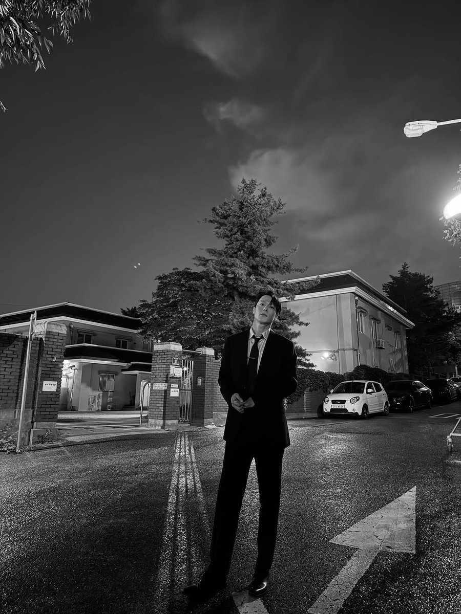 into_jky's tweet image. JANGKIYONG INSTAGRAM UPDATE, 20251130

[ the talking secret princess mirror that kyeongmin gave me as a birthday gift ] 

ps: OH HELLAAAA HOTTTTT JANGKIYONG!
#jangkiyong #장기용 #dynamitekiss