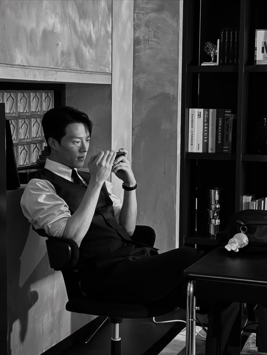 into_jky's tweet image. JANGKIYONG INSTAGRAM UPDATE, 20251130

[ the talking secret princess mirror that kyeongmin gave me as a birthday gift ] 

ps: OH HELLAAAA HOTTTTT JANGKIYONG!
#jangkiyong #장기용 #dynamitekiss