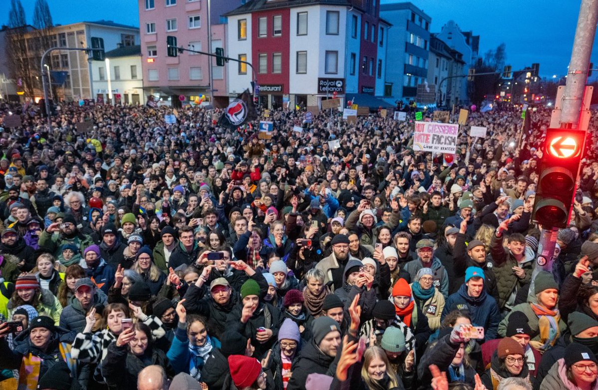 Das größte Problem der Mitte aus Kirchen, Gewerkschaften, Parteien, Zivilgesellschaft ist der Faschismus in diesem Land, Herr Bundeskanzler. Und die waren deswegen gestern auch in Gießen, um gegen die Höcke Jugend zu demonstrieren. Wo waren Sie? (📸 <a href="/ER_Bund/">ENDSTATION RECHTS.</a>)