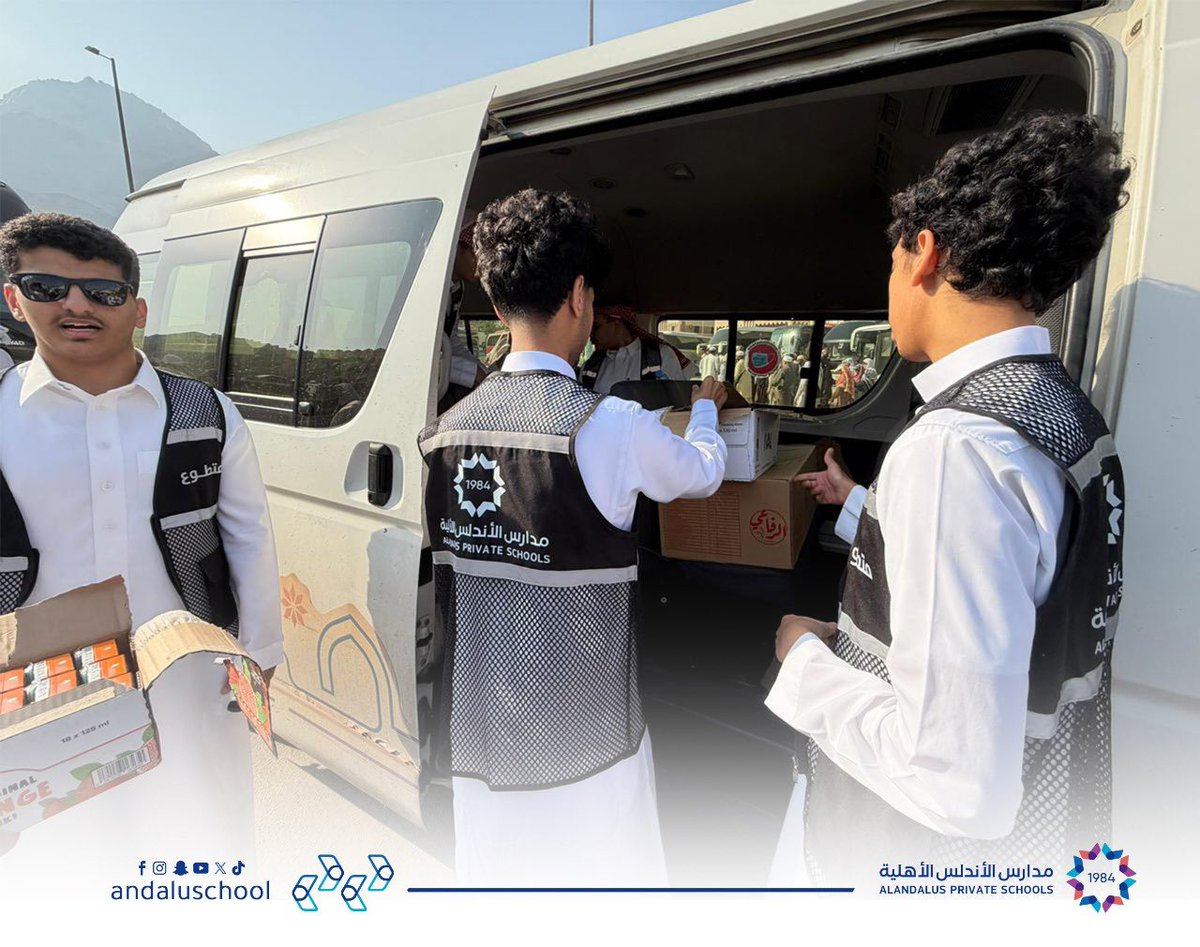 قدّم طلاب المرحلة الثانوية مبادرة مميزة لخدمة ضيوف بيت الله الحرام، حيث قاموا بتوزيع وجبات جاهزة على الزوار والمصلين ضمن برنامج تعزيز القيم التطوعية. وجاءت هذه المبادرة بإشراف المدرسة وبدعم من فريق العمل، حرصًا على غرس روح العطاء والمسؤولية المجتمعية في نفوس الطلاب، وإبراز دورهم