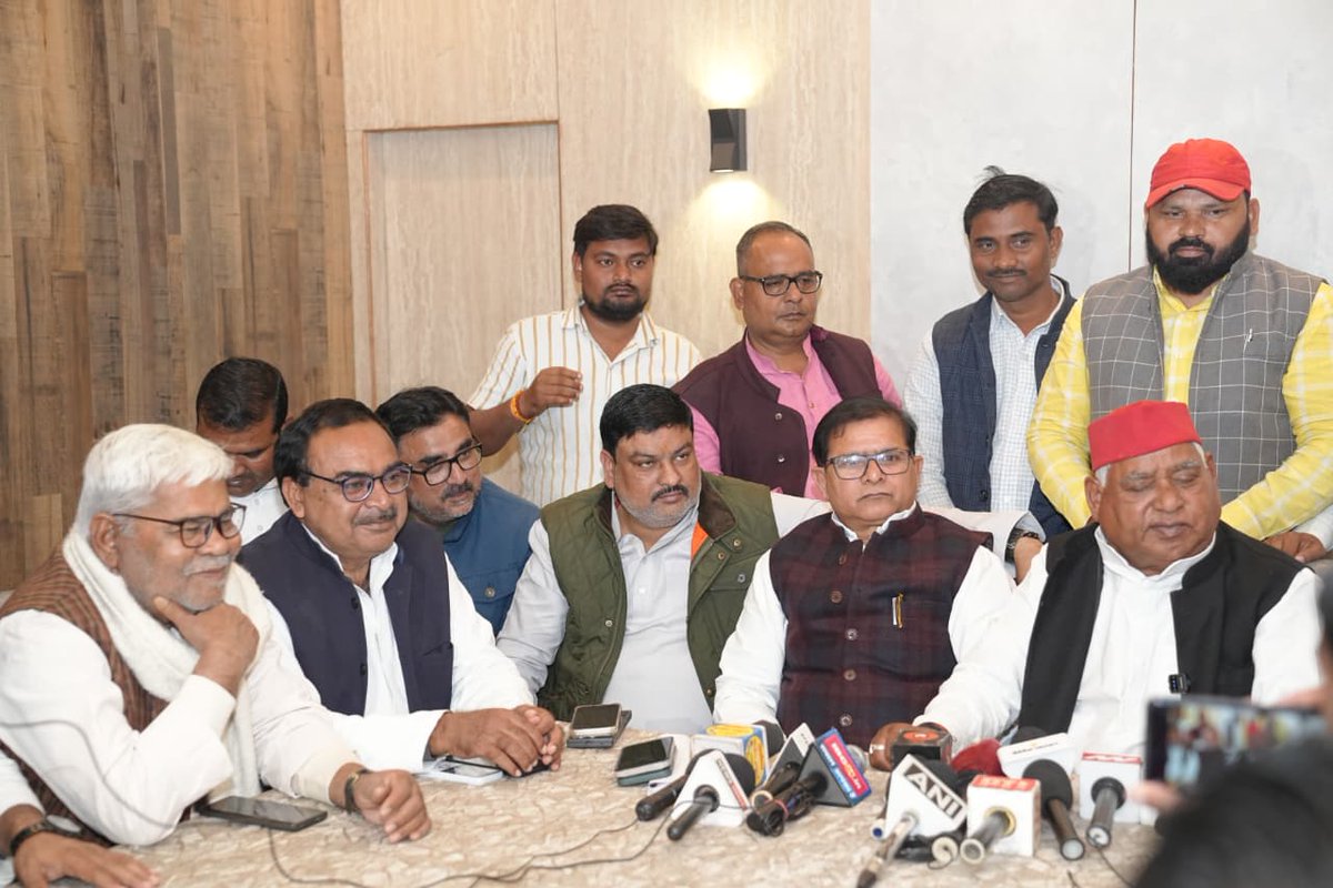 एक भी वोट न कटने पाये,
एक भी वोट न छूटने पाये।

मा० सांसद श्री अवधेश प्रसाद जी के द्वारा आयोजित बैठक एवं प्रेसवार्ता में सम्मिलित हुआ।