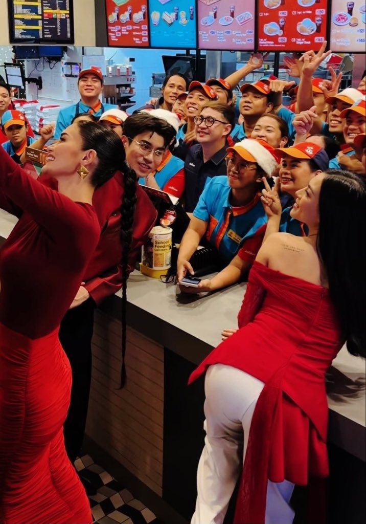 brekatiana's tweet image. from “respeto kay miss pia” to “respeto kay mitch at ish.” MikBrent bumili ng sariling mundo !