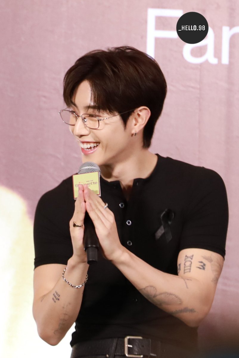 Hello98_th's tweet photo. “มาร์คต้วน” 🙏🏻พี่จ๋า หล่อมาก 💚🐥
บรรยากาศแถลงข่าว งาน Shopee x MARK TUAN
'Silhouette' FANSIGN EVENT
#ShopeexMarktuan #MarkTuan #ShopeexMarkTuanEvent #Silhoutte https://t.co/YH7ut3stbO