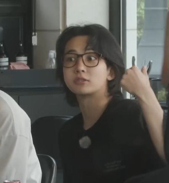 cheolhanglazer's tweet photo. not arguing with a guy with long hair, wearing glasses, has big eyes like whatever you say beautiful https://t.co/oTE2ii0Hcr