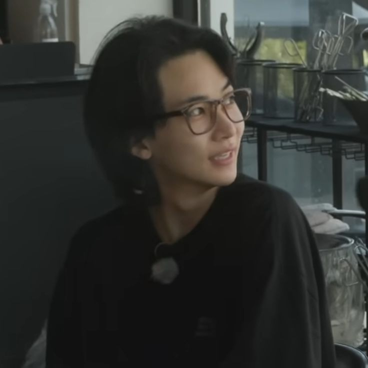 cheolhanglazer's tweet photo. not arguing with a guy with long hair, wearing glasses, has big eyes like whatever you say beautiful https://t.co/oTE2ii0Hcr
