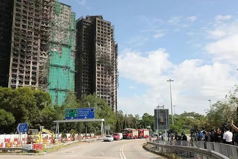 shanghaidaily's tweet photo. Hong Kong police confirmed that as of 4 p.m. on Nov 30, the fire at #HongFuk Court in Tai Po has left 146 dead and around 100 missing.
Rescue and identification work continues, with teams using high-powered lighting equipment provided by mainland authorities to aid the search.
#HongKong #FireAccident