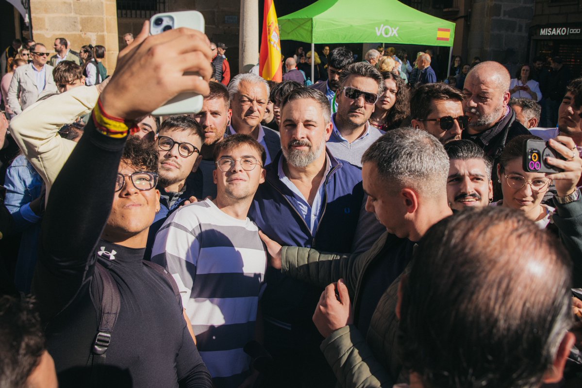 vox_es's tweet image. 📍 (03/11/25) @Santi_ABASCAL y @OscarFdezCalle en Plasencia.
