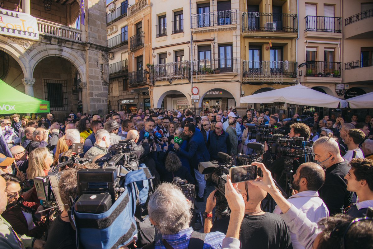 vox_es's tweet image. 📍 (03/11/25) @Santi_ABASCAL y @OscarFdezCalle en Plasencia.