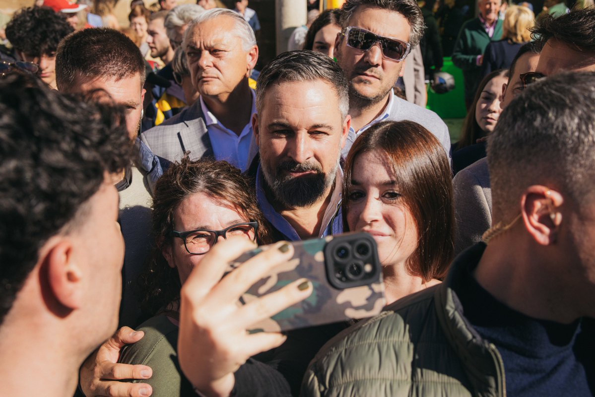 vox_es's tweet image. 📍 (03/11/25) @Santi_ABASCAL y @OscarFdezCalle en Plasencia.