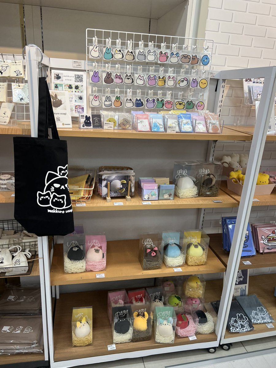 sino_yamepi's tweet image. @makkuro_usagi_h  さんのポップアップ、昨日行ってきたー！ฅ^•ω•^ฅ
お目当てのnekoさんがまだいたので、秒でお迎え🫶
昨日のお昼前くらいの売り場状況を添えて
