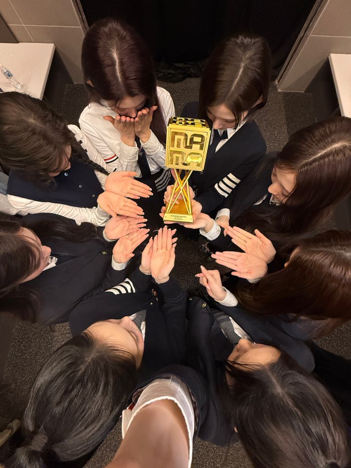 ibutteruuu's tweet image. 251130 #에이나 위버스

우리 하츄들!!!
저희의 첫 MAMA 무대 어땠나요??ㅎㅎ
저희 8명이 데뷔 준비할 때부터 연말 무대 빨리하고 싶다고 노래를 불렀었는데ㅎㅎ
이렇게 나가게 되어 준비할 때부터 너무 설레기도 하면서 떨렸던 거 같아요!
작년까지만 해도 연습실에서 MAMA 무대를 봤었는데 그 무대에…