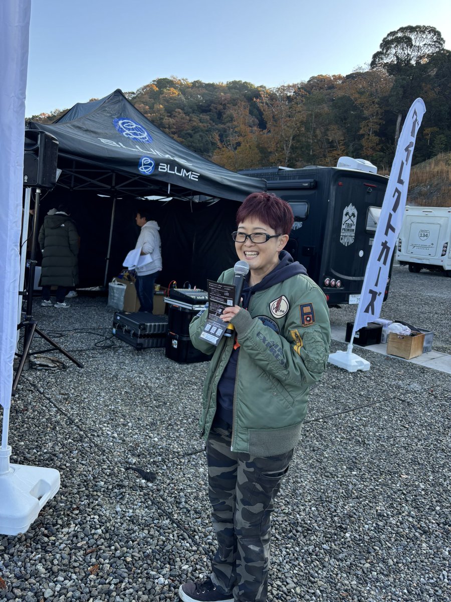 Carneru1's tweet image. #ダイレクトカーズ、西「大感謝祭」でのマジックアワー。三重県の人気RVパーク「#VISON 」が、ダイレクトカーズの人気モデルでぎっしり。vison.jp  百田社長＆スタッフの皆さん、お疲れ様でした。会場を盛り上げたのは吉本芸人の#もっちさん！　本誌アンバサダーの#あつさんはMCで活躍