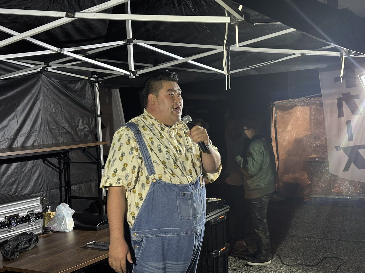 Carneru1's tweet image. #ダイレクトカーズ、西「大感謝祭」でのマジックアワー。三重県の人気RVパーク「#VISON 」が、ダイレクトカーズの人気モデルでぎっしり。vison.jp  百田社長＆スタッフの皆さん、お疲れ様でした。会場を盛り上げたのは吉本芸人の#もっちさん！　本誌アンバサダーの#あつさんはMCで活躍