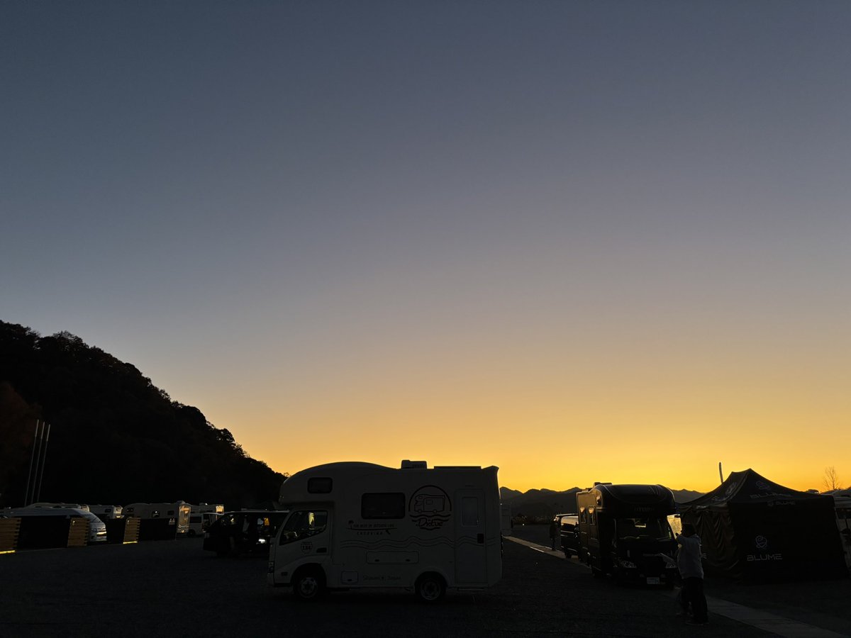 #ダイレクトカーズ、西「大感謝祭」でのマジックアワー。三重県の人気RVパーク「#VISON 」が、ダイレクトカーズの人気モデルでぎっしり。vison.jp  百田社長＆スタッフの皆さん、お疲れ様でした。会場を盛り上げたのは吉本芸人の#もっちさん！　本誌アンバサダーの#あつさんはMCで活躍